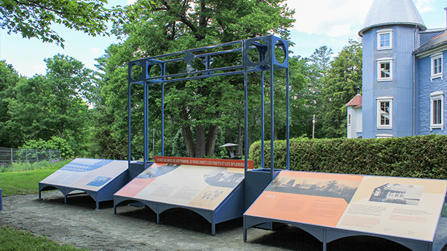 Une nouvelle exposition avec des panneaux d’interprétation a été installée dans le jardin à l’arrière du lieu historique national du Manoir-Papineau.