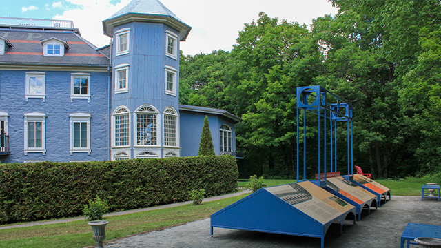 A new exhibit featuring interpretive panels has been installed in the garden behind Manoir Papineau National Historic Site.