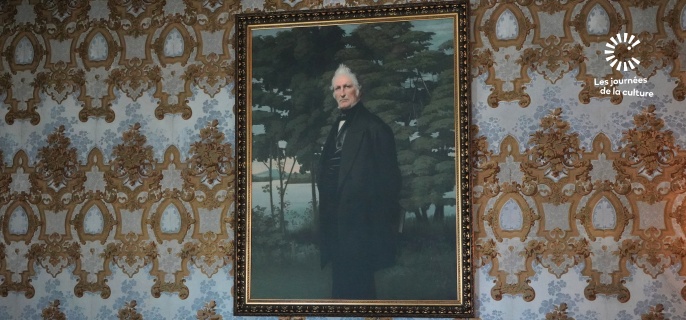 Le portrait peint de Louis-Joseph Papineau accroché à un mur dans le salon jaune du lieu historique national du Manoir-Papineau.