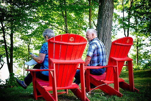 Deux chaises rouges au Manoir-Papineau