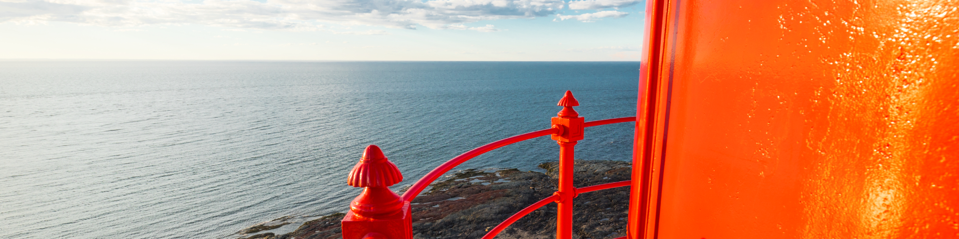 Vue du haut du phare avec la mer et une partie du littoral