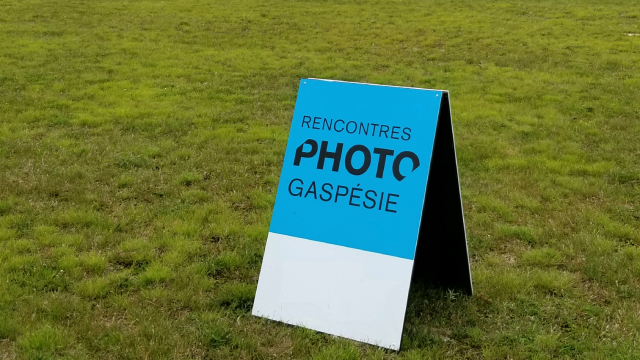 Panneau promotionnel indiquant Rencontres photo Gaspésie