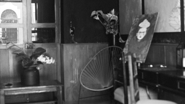 Black and white photo of a furnished room.
