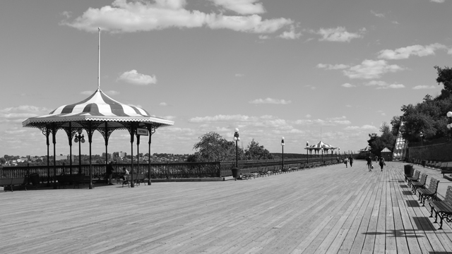 Vue en noir et blanc de la terrasse Dufferin et du kiosque Victoria.