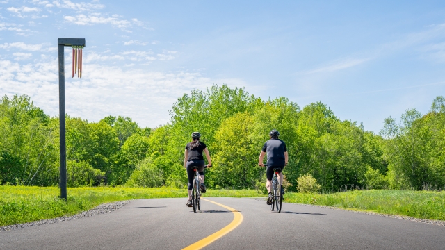 Deux cyclistes sur un sentier pavé.
