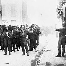 Prisonniers de guerre canadiens marchant dans les rues de Dieppe, France, après le raid échoué.