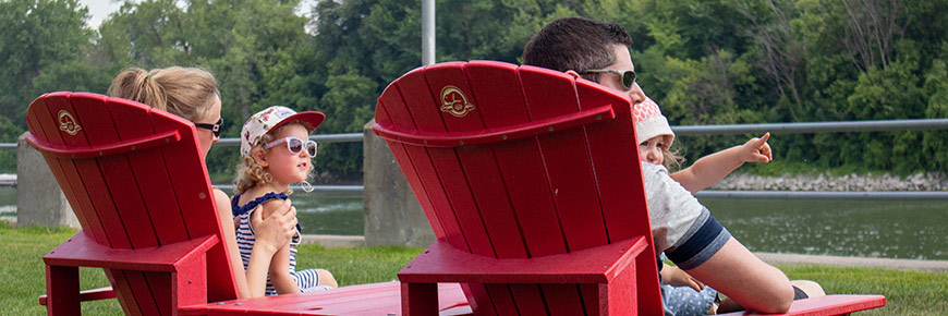 Chaises rouges au canal de Saint-Ours 