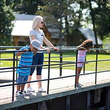 3 personnes sur le bord d'une écluse