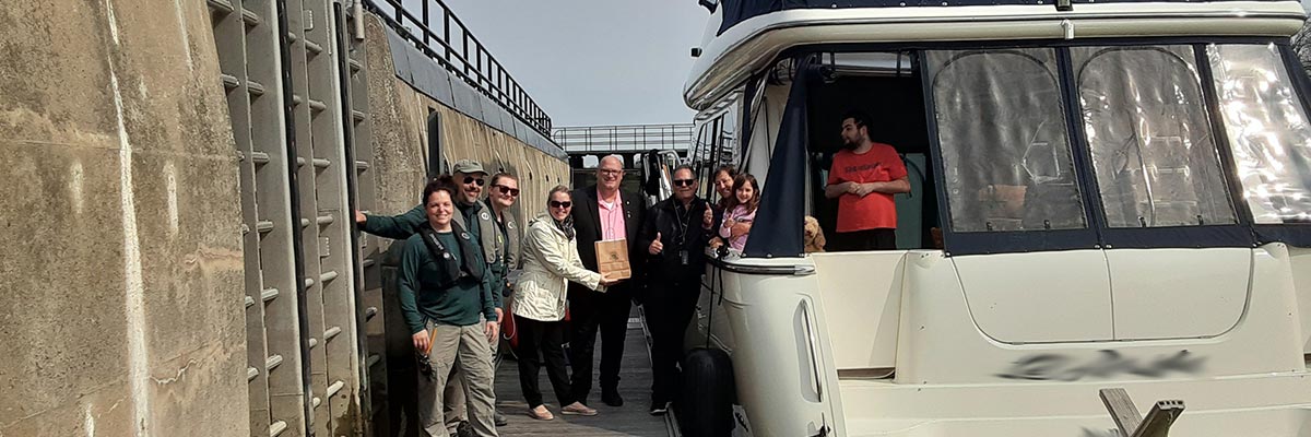 Groupe de personnes sur un quai à l'intérieur d'une écluse