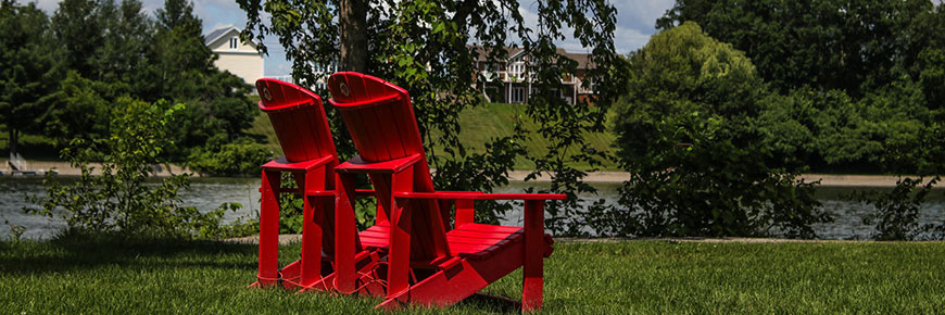 Chaises rouge de Parcs Canada au canal de Saint-Ours