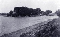 Barges waiting next lockage. To the left, l'île Darvard