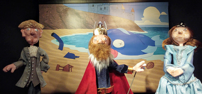 Trois personnages du spectacle de marionnettes Ti-Jean et le monstre du Lac mis en scène par le Théâtre de Deux Mains.