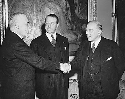 St-Laurent serre la main de Mackenzie King, peu après sa nomination comme premier ministre