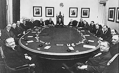 Le premier ministre St-Laurent et son nouveau cabinet, en novembre 1948