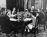 Le repas dominical en famille, à Québec, en juin 1948