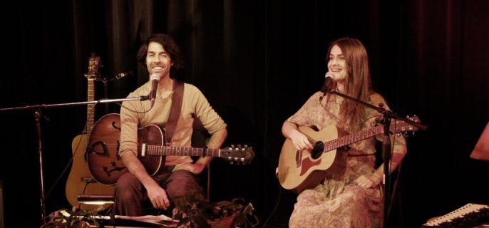 Le duo de chanteurs, Jean-Philippe Gauthier et Marika Sirois, sont sur scène, guitare à la main. 