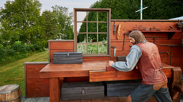 A scenography of a carpenter of the time using a wood plane that can be seen at the Obadjiwan-Fort-Témiscamingue National Historic Site.