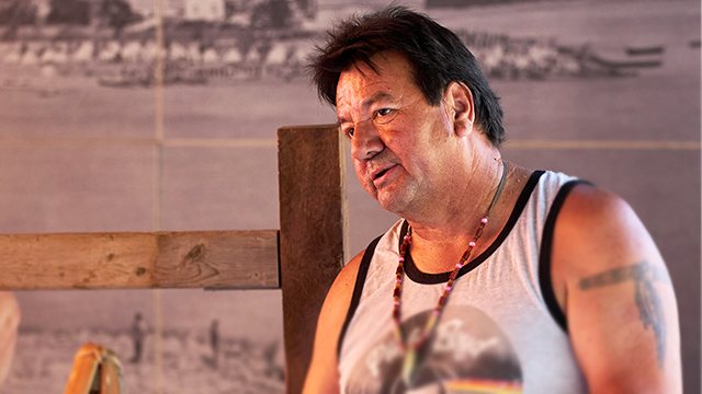 Photo de Karl Chevrier, artisan autochtone, dans un atelier du lieu historique national d’Obadjiwan–Fort-Témiscamingue.