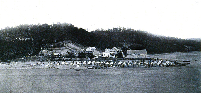 Photo originale en noir et blanc du grand rassemblement de 1876, à Obadjiwan-Fort-Témiscamingue, prise par George McLaughlin.