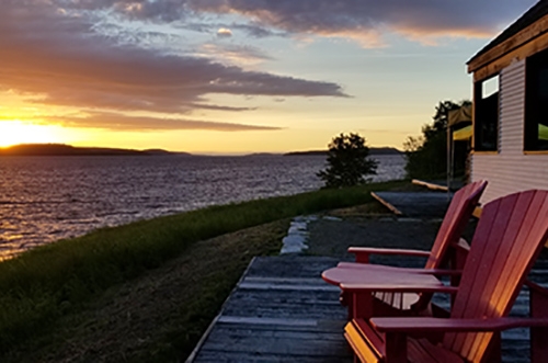 Deux chaises rouges devant le Lac Témiscamingue