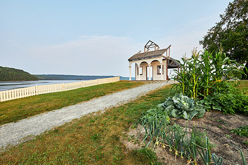 Vue sur le potager et la chapelle