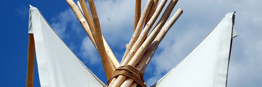 Sommet d’un tipi sur fond de ciel bleu