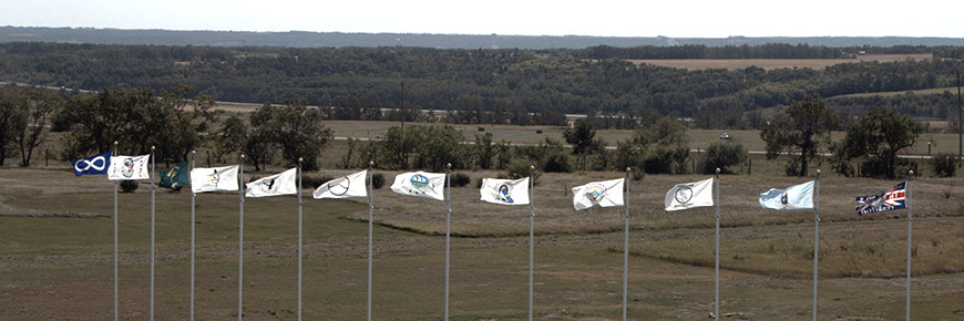 Drapeaux des Métis, des Premières Nations affiliées au fort Battleford, et du Traité no 6