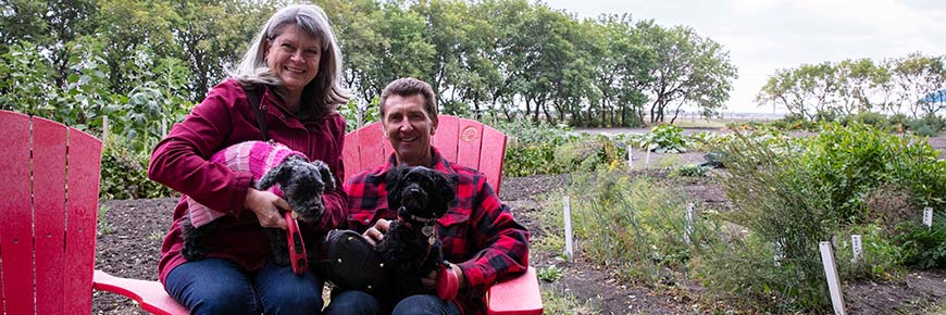 	 Un couple relaxant dans les chaises rouges