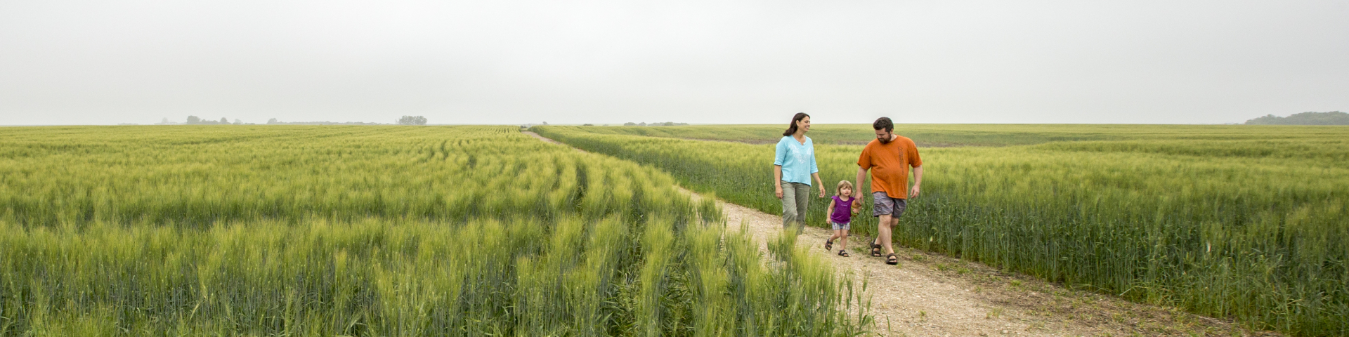 Famille marchant sur le sentier Stueck au lieu historique national du Homestead-Motherwell