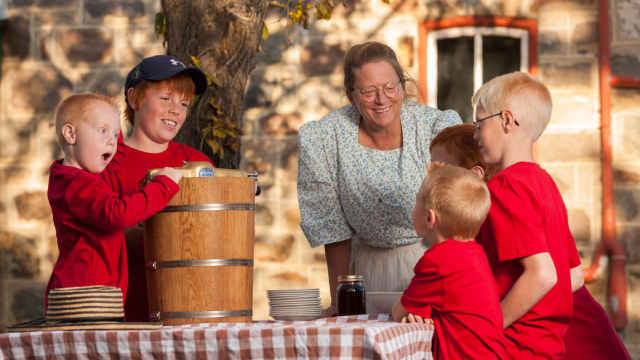 An interpreter runs an activity of ice cream with children. 