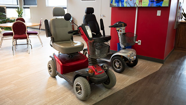 Deux scooters électriques à emprunter au centre d’accueil