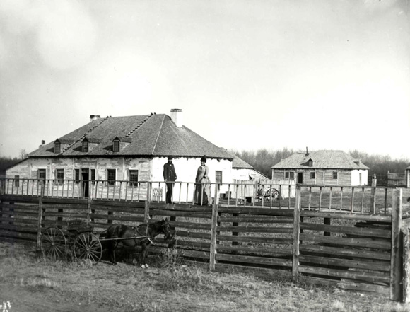 Photo historique d’un homme et d’une femme au lieu historique national du Canada du Fort-Pelly