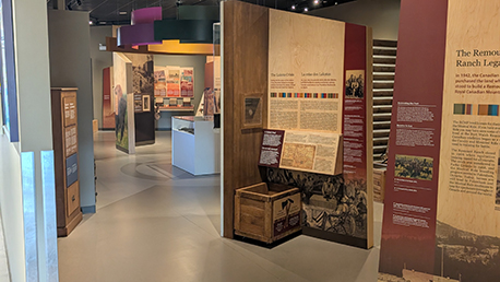 . Vue de l’intérieur d’un bâtiment d’expositions d’interprétation et d’un large couloir entre les éléments d’exposition.
