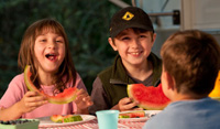 Des enfants mangent de la pastèque
