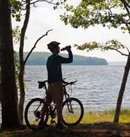 Un cycliste qui but de l’eau