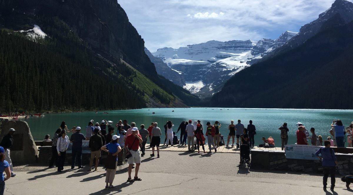 Visiteurs admirant la vue au bord du lac Louise.