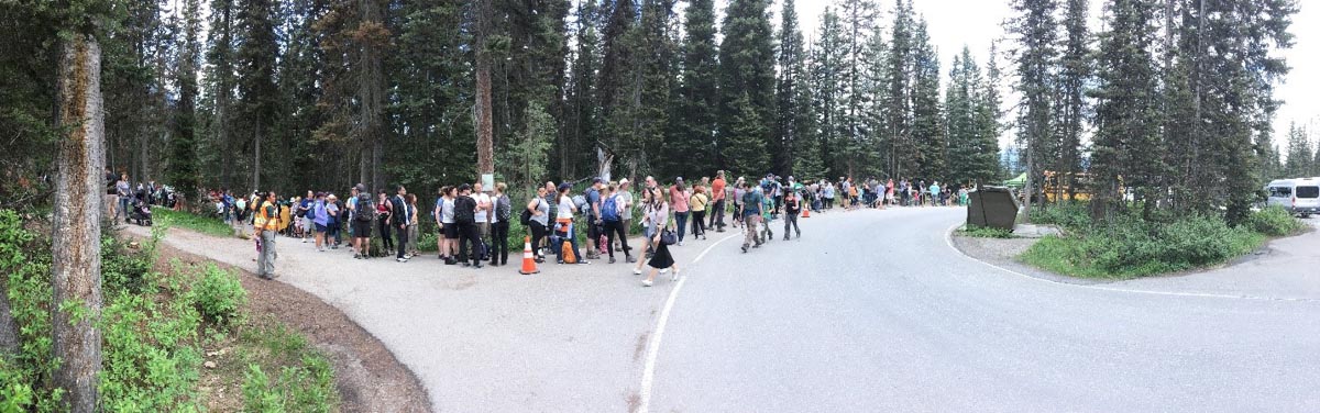 Visiteurs attendant la navette au lac Louise, 2018.