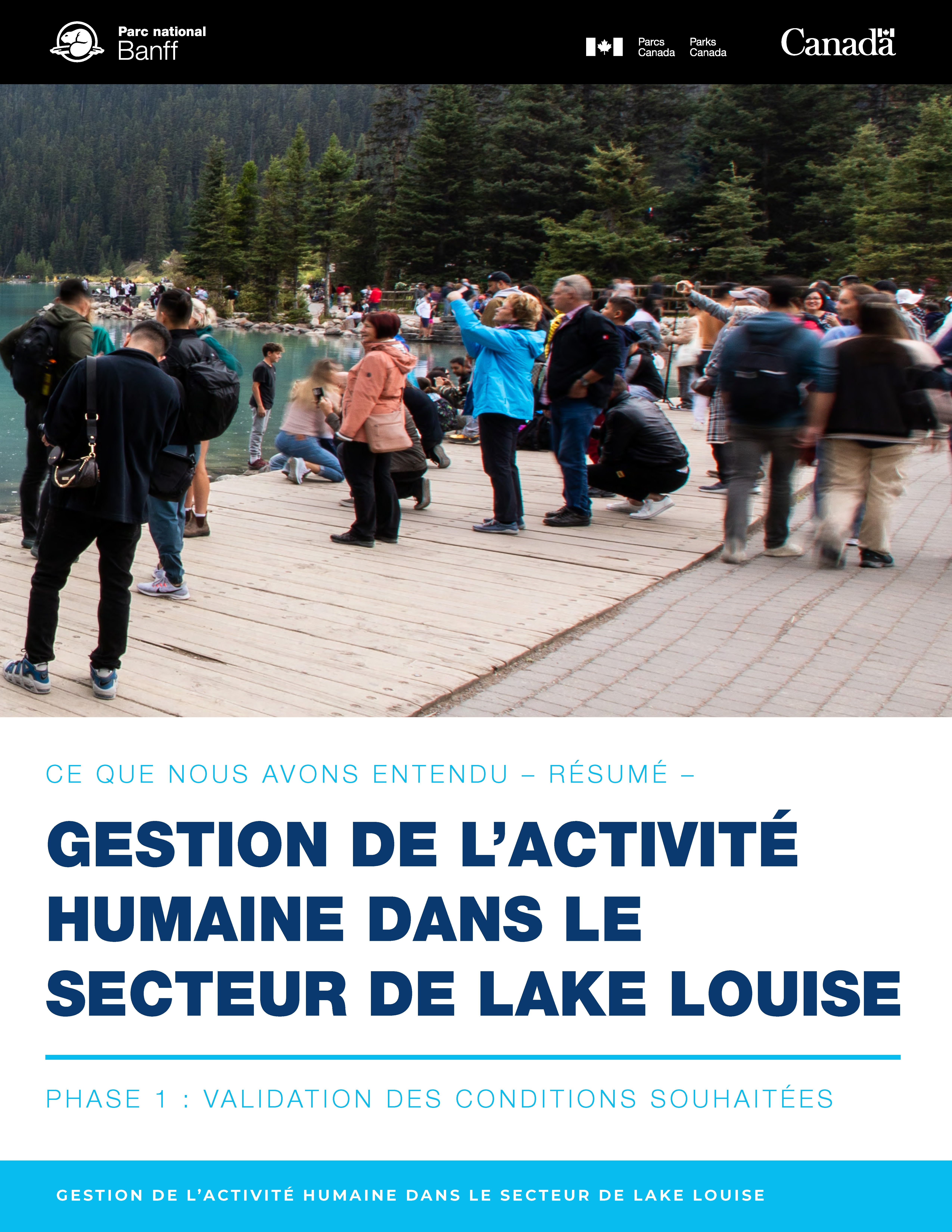 Couverture du rapport avec la marque de Parcs Canada et une image : Plusieurs groupes de visiteurs se pressent sur le littoral du lac Louise pour prendre des photos et des autoportraits.