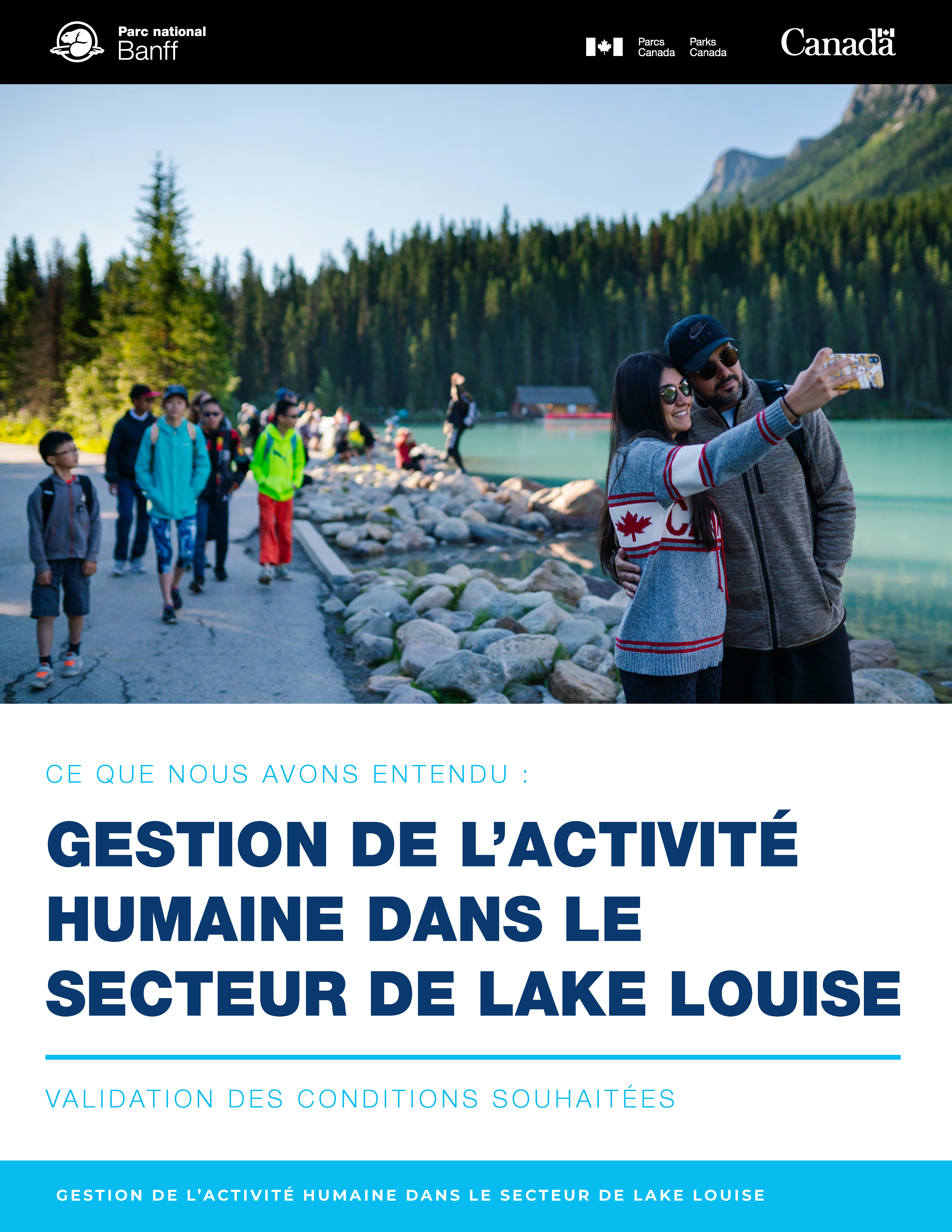 Couverture du rapport avec la marque de Parcs Canada et une image : Deux visiteurs prennent un autoportrait sur le rivage du lac Louise tandis qu’un groupe de randonneurs marche derrière eux.