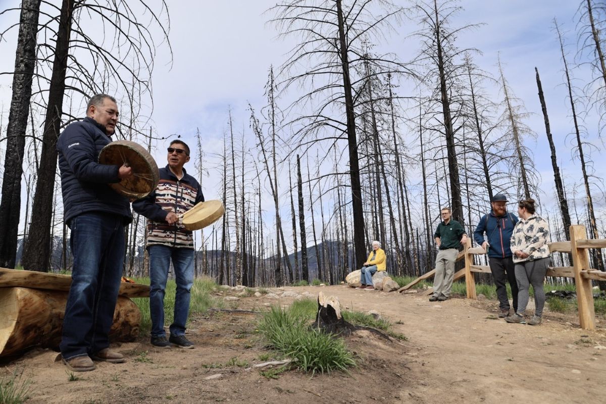 Des partenaires de la Nation sioux Alexis Nakota, jouent du tambour traditionnel, créant une atmosphère émouvante qui résonne loin sur le sentier de la Vallée-des-Cinq-Lacs.