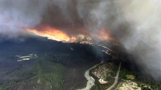 Vue aérienne du parc national Jasper couvert par de la fumée et du feu.