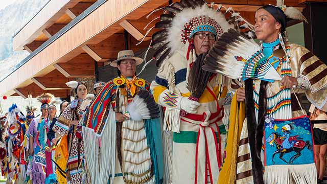 Danseurs de pow-wow sur la place du centre d’accueil