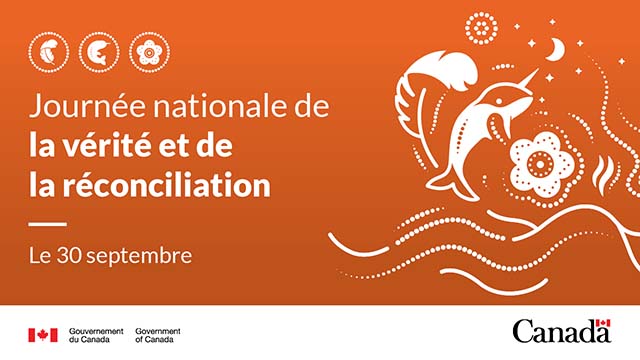Une image comportant du texte et des symboles blancs sur un fond orange. L'illustration présente une plume, un narval et une fleur représentant les Premières Nations, les Inuit et les Métis. Ces symboles sont entourés d'étoiles, d'un croissant de lune, de fumée qui s'élève, de motifs en pointillés et de lignes fluides représentant le souvenir et le cheminement continu vers la réconciliation.
Texte : Journée nationale de la vérité et de la réconciliation, le 30 septembre