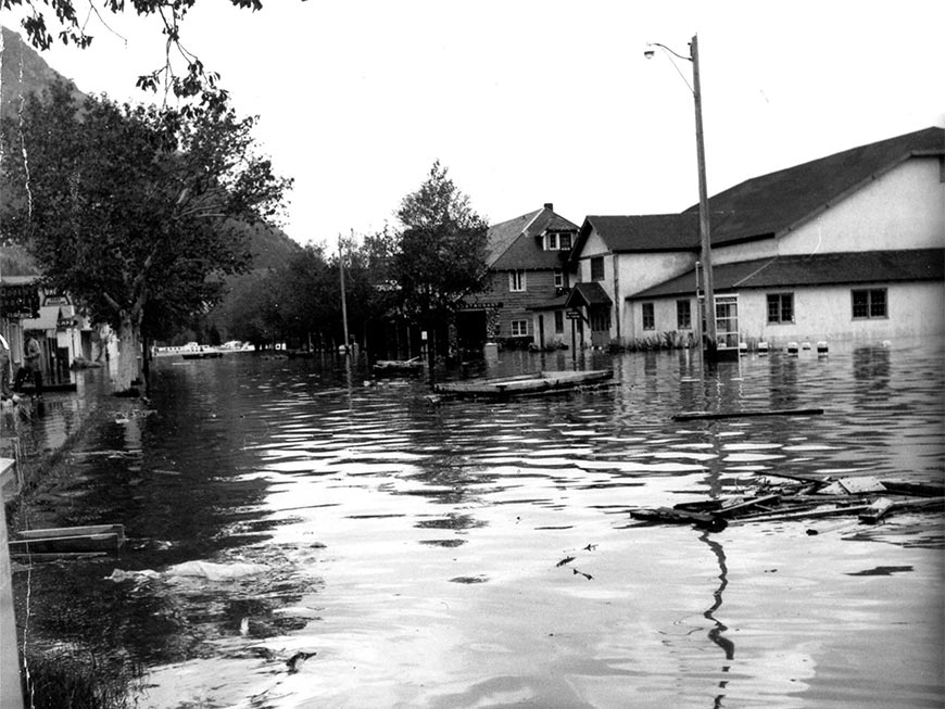Un des chemins inondés du village de Waterton