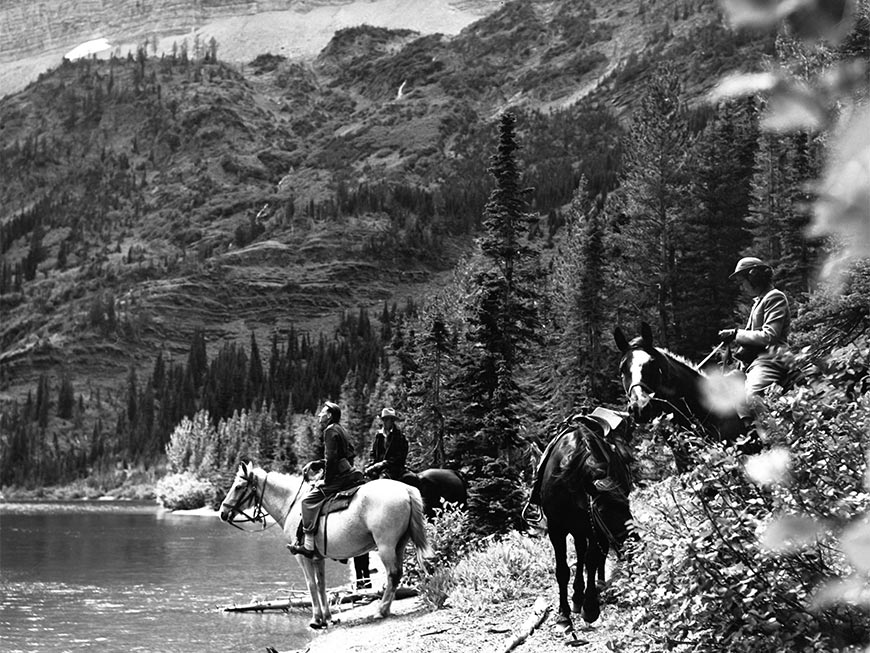 Des visiteurs à cheval près du lac Bertha