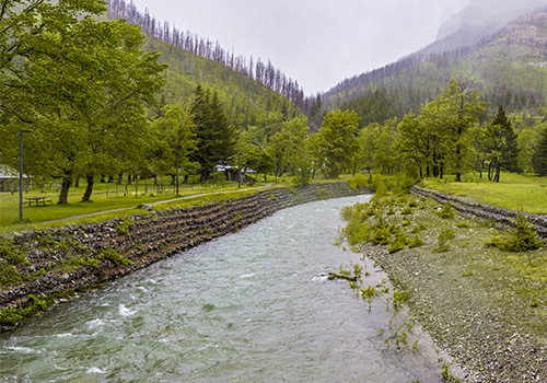 Le ruisseau Cameron contenu par des roches et du grillage.