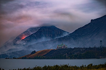 Le feu de Kenow dans le parc national des Lacs-Waterton.