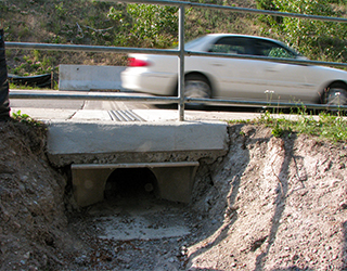 Un petit tunnel sous un pont