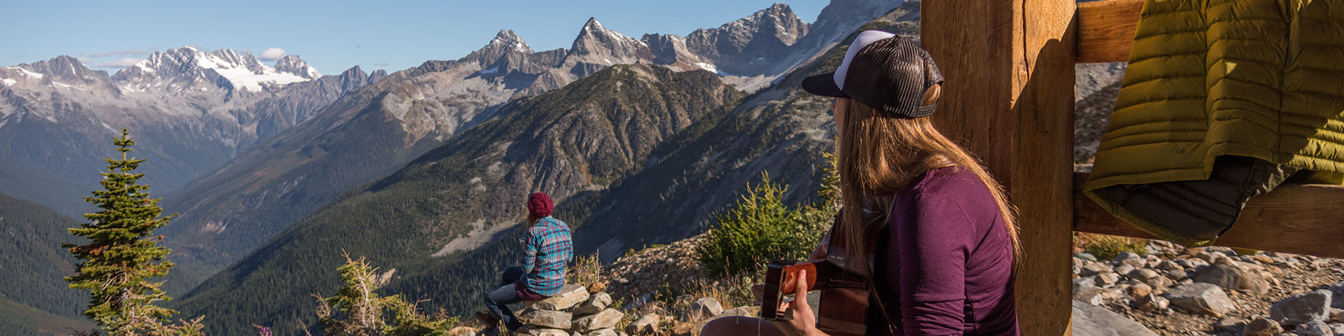 Deux personnes regardant au-dessus d'une belle vue de montagne