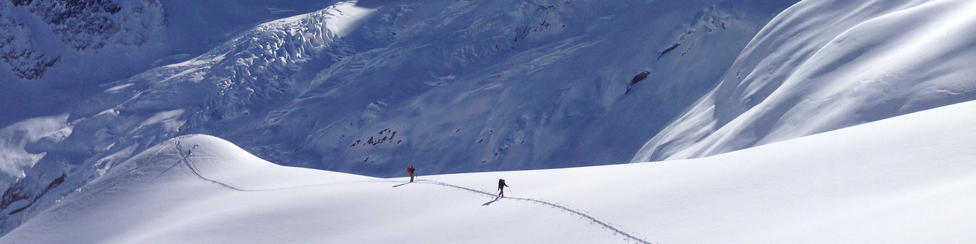 Deux skieurs en tournée dans des conditions enneigées